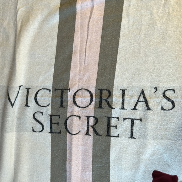 Victoria’s Secret Throw Blanket w Fringe - Picture 5 of 9